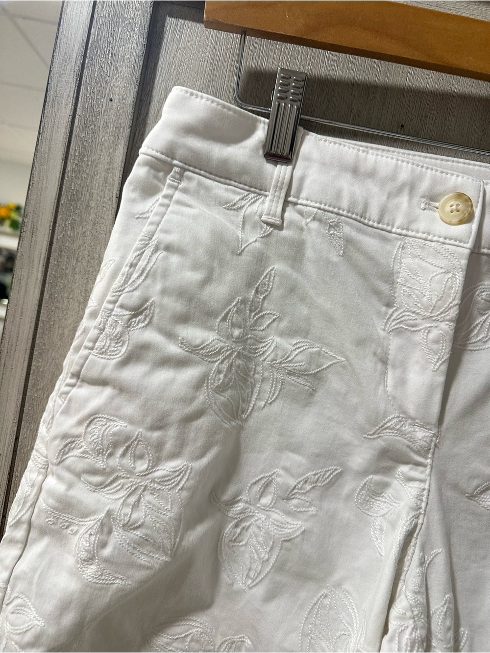 Tommy Bahama White Floral Embroidered Bermuda Shorts Size 6 Coastal Resort - Picture 3 of 8